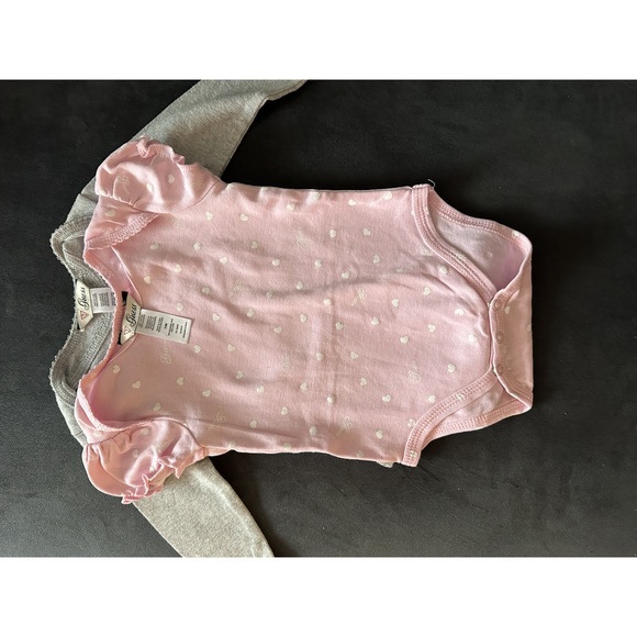 Guess 4 pack Onesies/bodysuits long sleeve and short sleeve 3-6 months - Picture 4 of 5
